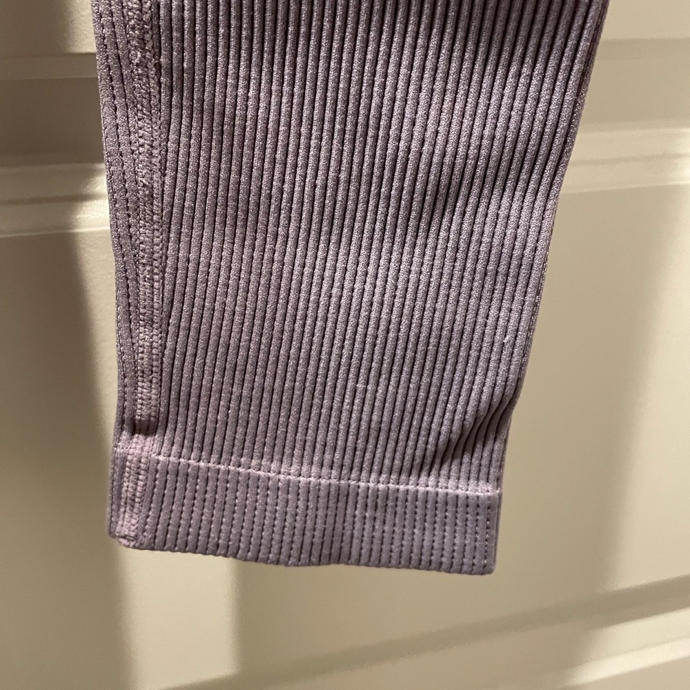 Dynamic Lavender Workout Set - Picture 3 of 9